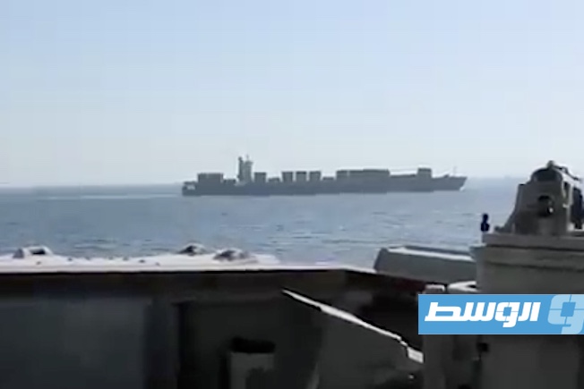 مدمرة أميركية تطلق النار على سفينة شحن إيرانية (فيديو)