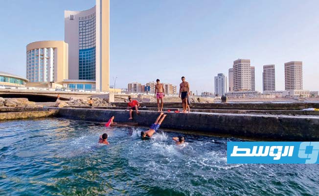 «فرانس برس»: تلوث «كارثي» يضرب شواطئ العاصمة الليبية طرابلس
