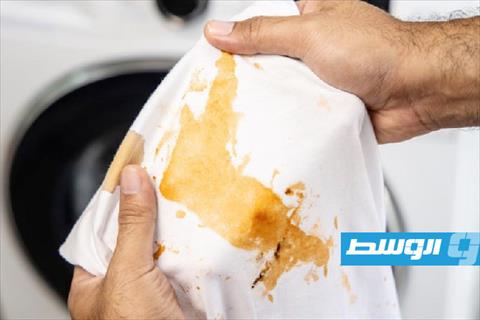 أزيلي بقع الدهون من الملابس القطنية بمكونين فقط.. حيلة منزلية فعالة وسهلة