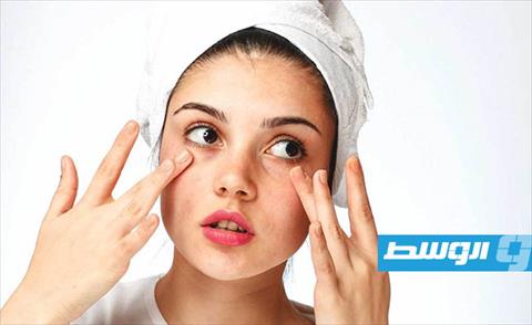 جل الصبار وزيت اللوز للتخلص من تجاعيد العين