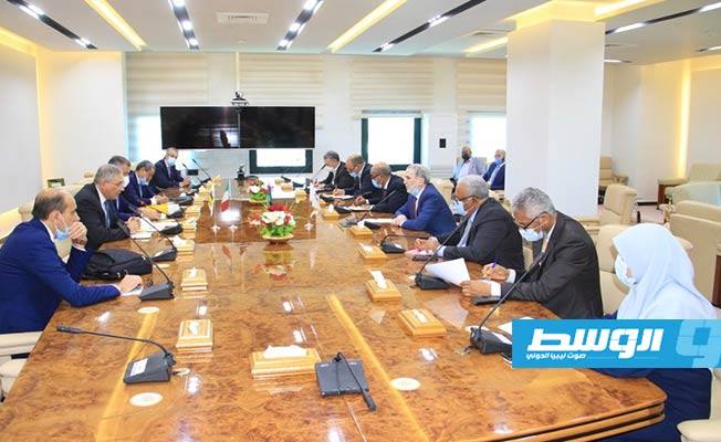 المؤسسة الوطنية للنفط و«إيني» الإيطالية تناقشان المرحلة الثانية لمشروع تطوير حقل البوري