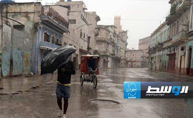 الإعصار «رافايل» يقطع الكهرباء في أنحاء كوبا