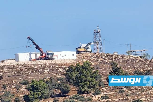 مستعمرون إسرائيليون ينصبون بيوتا متنقلة جنوب الخليل