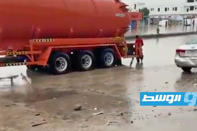 استمرار شفط مياه الأمطار في منطقة البيڤي بطرابلس
