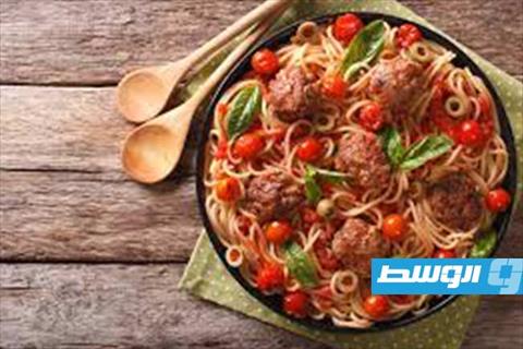 معكرونة بالصلصة وكرات اللحم