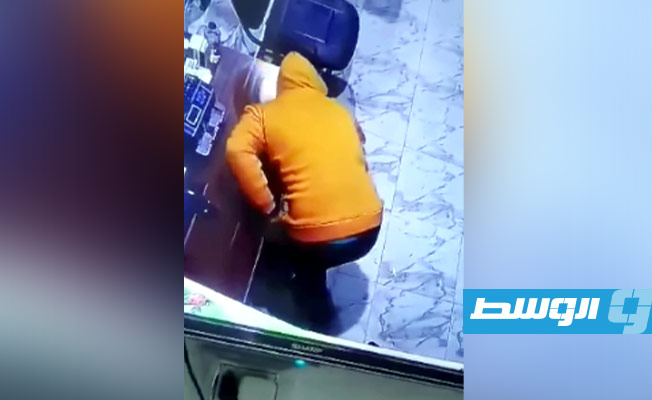 ضبط وافد سرق ألفي دينار من خزينة صيدلية بطريق النهر في بنغازي