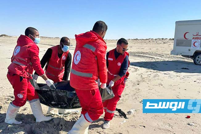 انتشال جثامين لمهاجرين على شاطئ العقيلة جنوب خليج السدرة