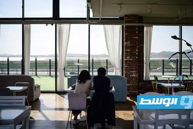 مقهى على الحدود بين شطرَي كوريا يطلّ على التحصينات ويحلم بالسلام