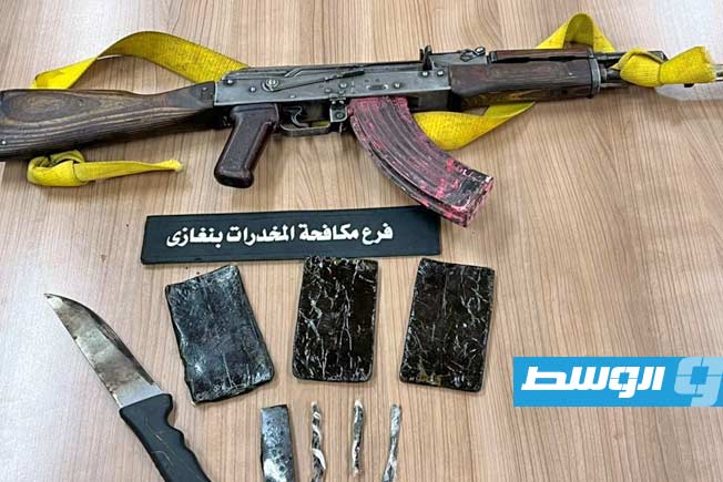 ضبط تاجر مخدرات بحوزته سلاح ناري في بنغازي