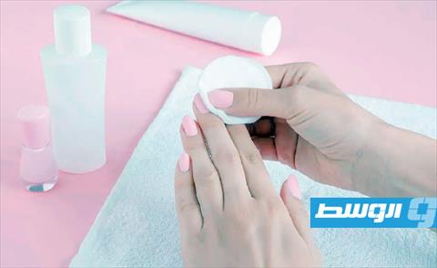 زيت اللوز والخل مزيل طبيعي لطلاء الأظافر