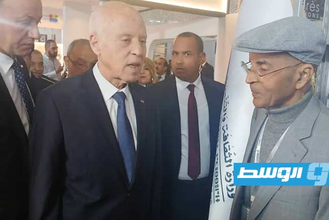 إبراهيم الكوني يزور جناح وزارة الثقافة في معرض تونس الدولي للكتاب والرئيس قيس سعيد يستقبله