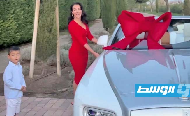 شاهد.. جورجينا تهدي كريستيانو سيارة «رولز رويس» بعد شائعة الانفصال