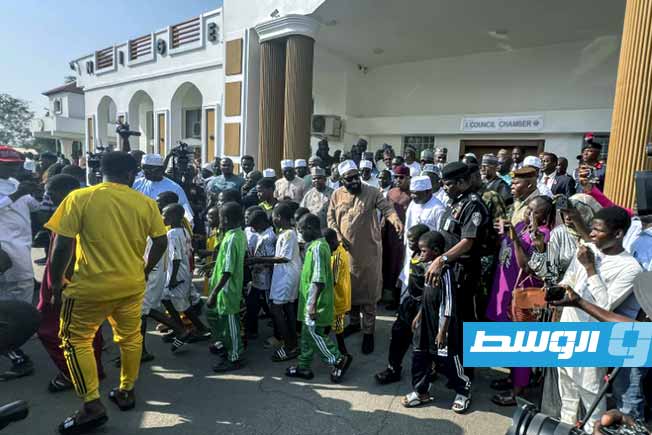 السلطات النيجيرية تتسلم 130 تلميذًا حُرِّروا بعد خطفهم من مدرسة كاثوليكية