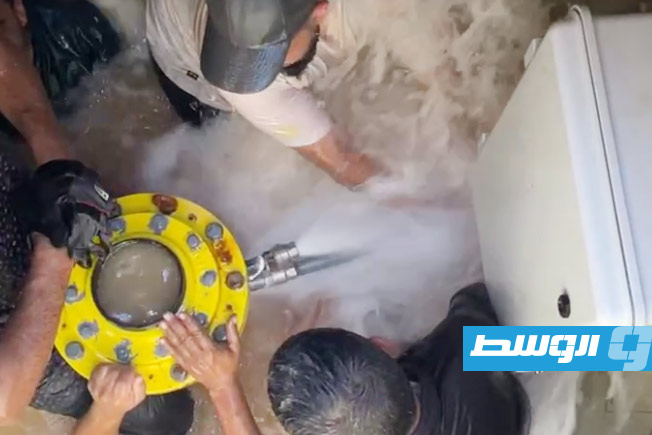 «قاوموا الضغط العالي».. عمال «النهر الصناعي» يصلحون تسربا دون وقف ضخ المياه (فيديو)