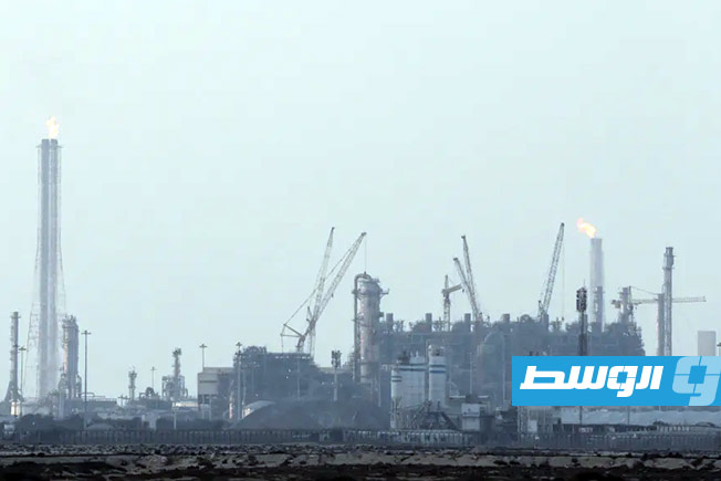 السعودية والإمارات تعترضان صواريخ بالستية وقطر تسيطر على حريق بـ«رأس لفان»