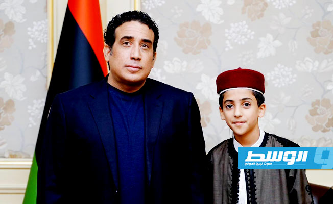 المنفي يكرم الفائز بجائزة الكويت الدولية لحفظ القرآن