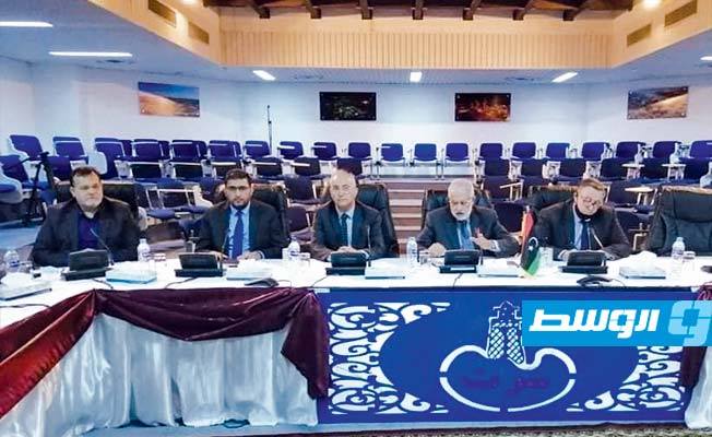 وفد من «الوفاق» يصل البريقة لبحث توحيد الميزانية مع المصرف المركزي بالبيضاء و«مالية الموقتة»