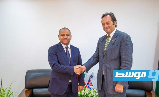 السفير البريطاني يطلع على خطوات مؤسسة الاستثمار لتفادي الآثار السلبية على أصولها المجمدة