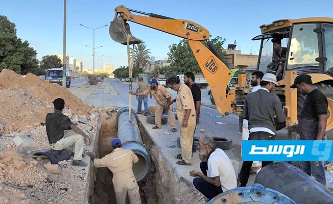 متطوعون في طبرق يبدأون إصلاح عطل بخط المياه المغذي لوسط المدينة