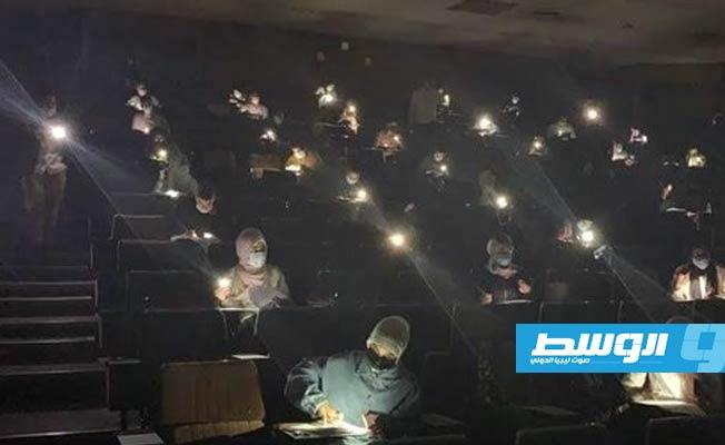الحكومة البريطانية تعلق على إجراء امتحان لطلبة «الطب» ببنغازي بعد انقطاع الكهرباء