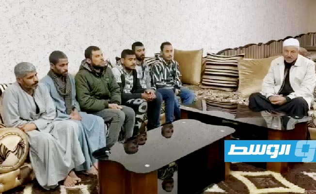 عميد بلدية سرت يستقبل المصريين المفرج عنهم