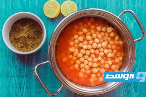 حمص حار بالصلصة والثوم