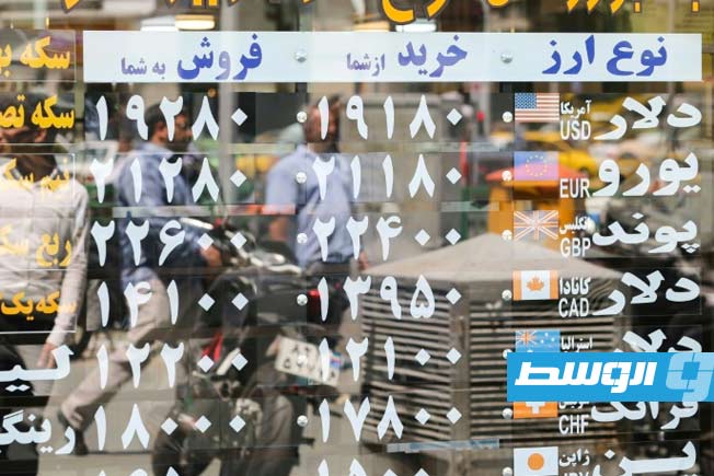 بعد التراجع الحاد في قيمة العملة المحلية.. البرلمان الإيراني يطلق إجراء لإقالة وزير الاقتصاد