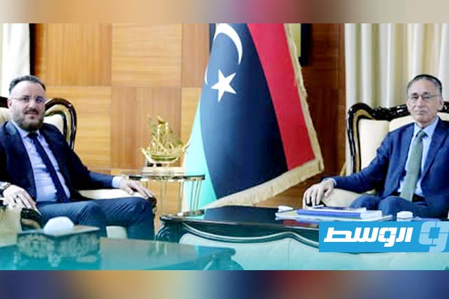 الحويج وأبوهيسة يناقشان سبل إعادة تشغيل المشاريع الصناعية المتوقفة