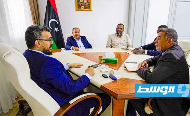 التومي يبحث تطوير الخدمات في 8 بلديات