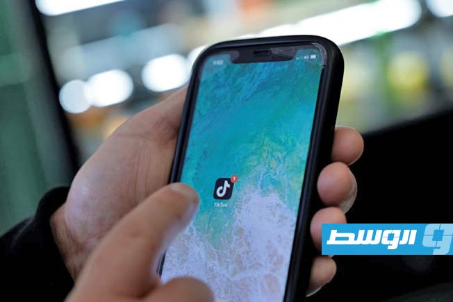 الاتحاد الأوروبي يطلب من «تيك توك» تغيير تصميمه المشجع على الإدمان