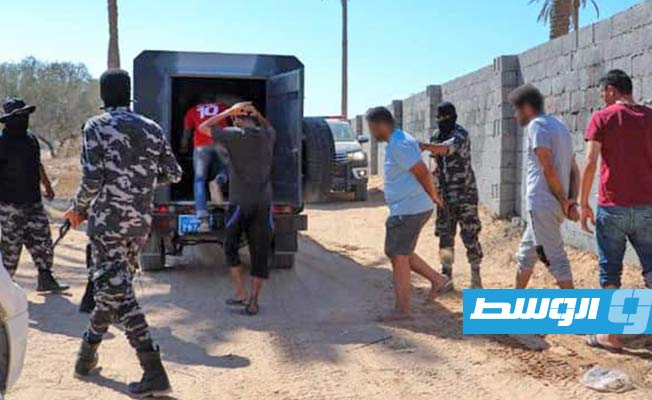 مداهمة قطعة أرض استولى عليها أشخاص في زليتن