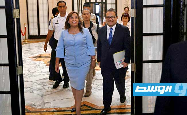 البرلمان البيروفي يعزل رئيسة البلاد دينا بولوارتي