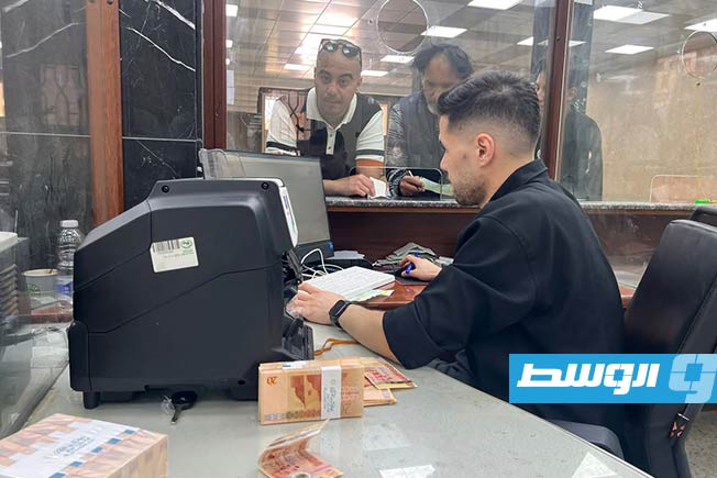 مصرف الوحدة يطور تطبيقاته الرقمية ويطلق أخرى جديدة