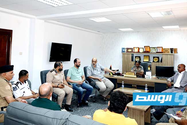 «أمن تاجوراء» تتابع أعمال صيانة الطريق الساحلي