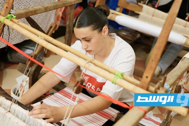 «من زادريما إلى العالم».. نساء ألبانيا ينسجن خيوط الحرير من رماد النسيان