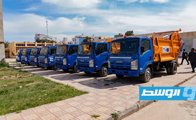 تسليم دفعة معدات إدارة النفايات الصلبة لـ17 بلدية