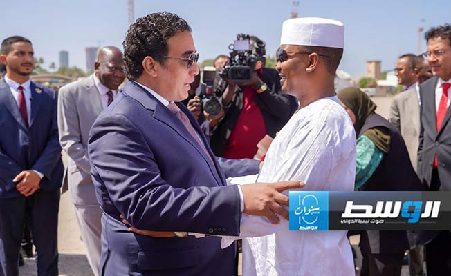 المنفي يستقبل رئيس تشاد في مطار معيتيقة