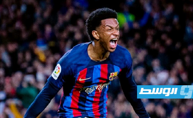 أليخاندرو بالدي يمدد عقده مع برشلونة حتى 2028