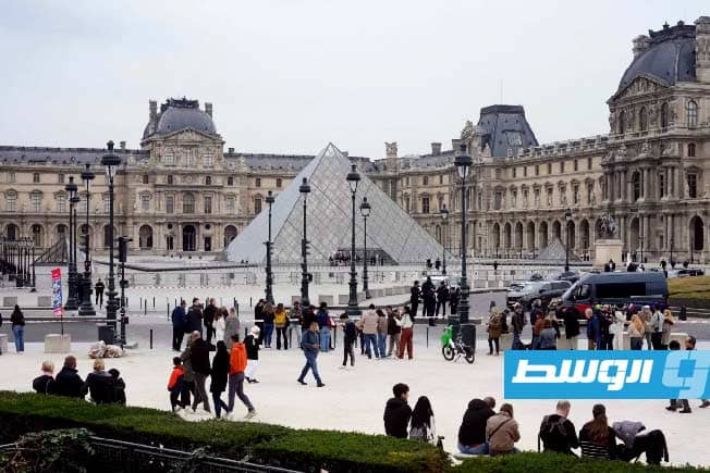 استمرار غلق متحف اللوفر بعد سرقة 8 من مجوهرات التاج الفرنسي