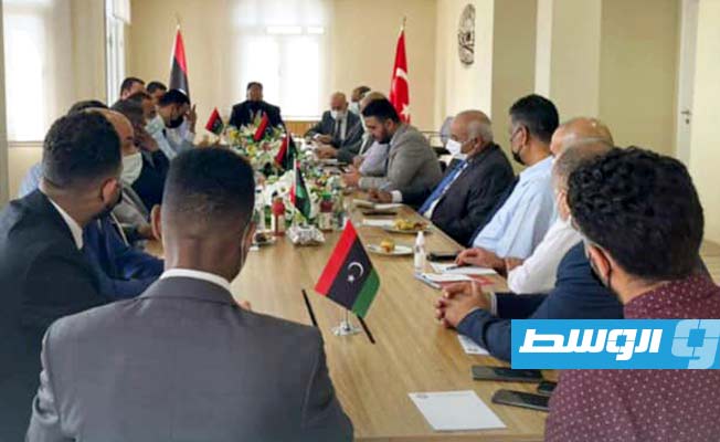 وزير الصحة يناقش قضية العلاج بالخارج في اجتماع بتركيا