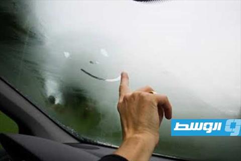 3 خطوات للتخلص من بخار الماء على زجاج سيارتك في الأجواء الباردة