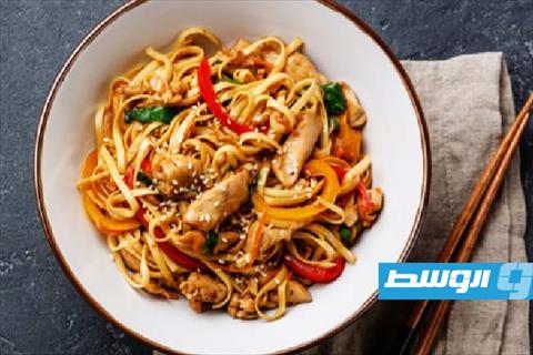 نودلز الدجاج بالصويا صوص.. وجبة آسيوية سريعة بطابع عصري