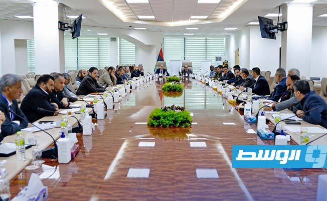 مؤسسة النفط تناقش تنفيذ خطتها للوصول إلى إنتاج مليوني برميل يوميا