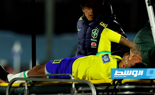 جراحة ناجحة في ركبة نيمار.. وطبيبه يتكتم على موعد عودته للملاعب