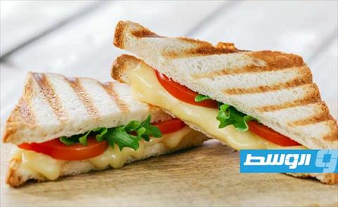 شطيرة دحي بالمايونيز والجبن والطماطم