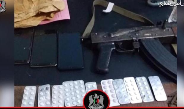 ضبط 3 أشخاص بحوزتهم مواد مخدرة وسلاح في بنغازي