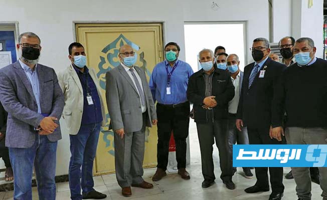 النجار يفتتح عيادة طبية داخل صالة مطار معيتيقة (صور)