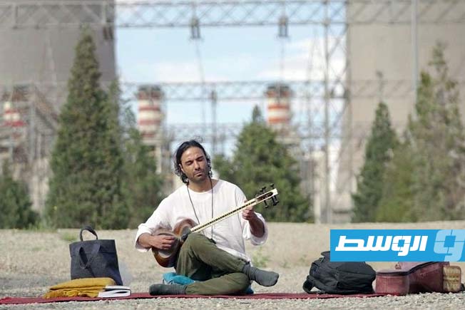 موسيقي إيراني يعتصم بآلته في محطة «دماوند» للطاقة لحماية البنية التحتية