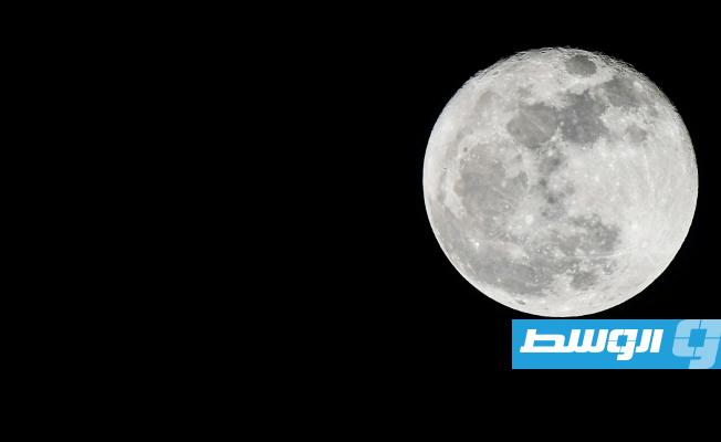 اكتشاف مياه داخل حبيبات زجاجية في القمر