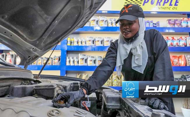 لاجئة سودانية في ليبيا تعمل في ورشة تصليح سيارات